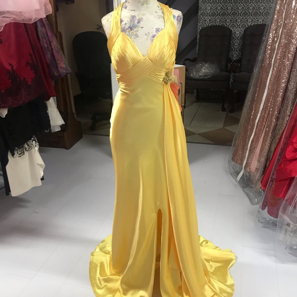 Women’s homecoming dress Mori Lee size 2 yellow